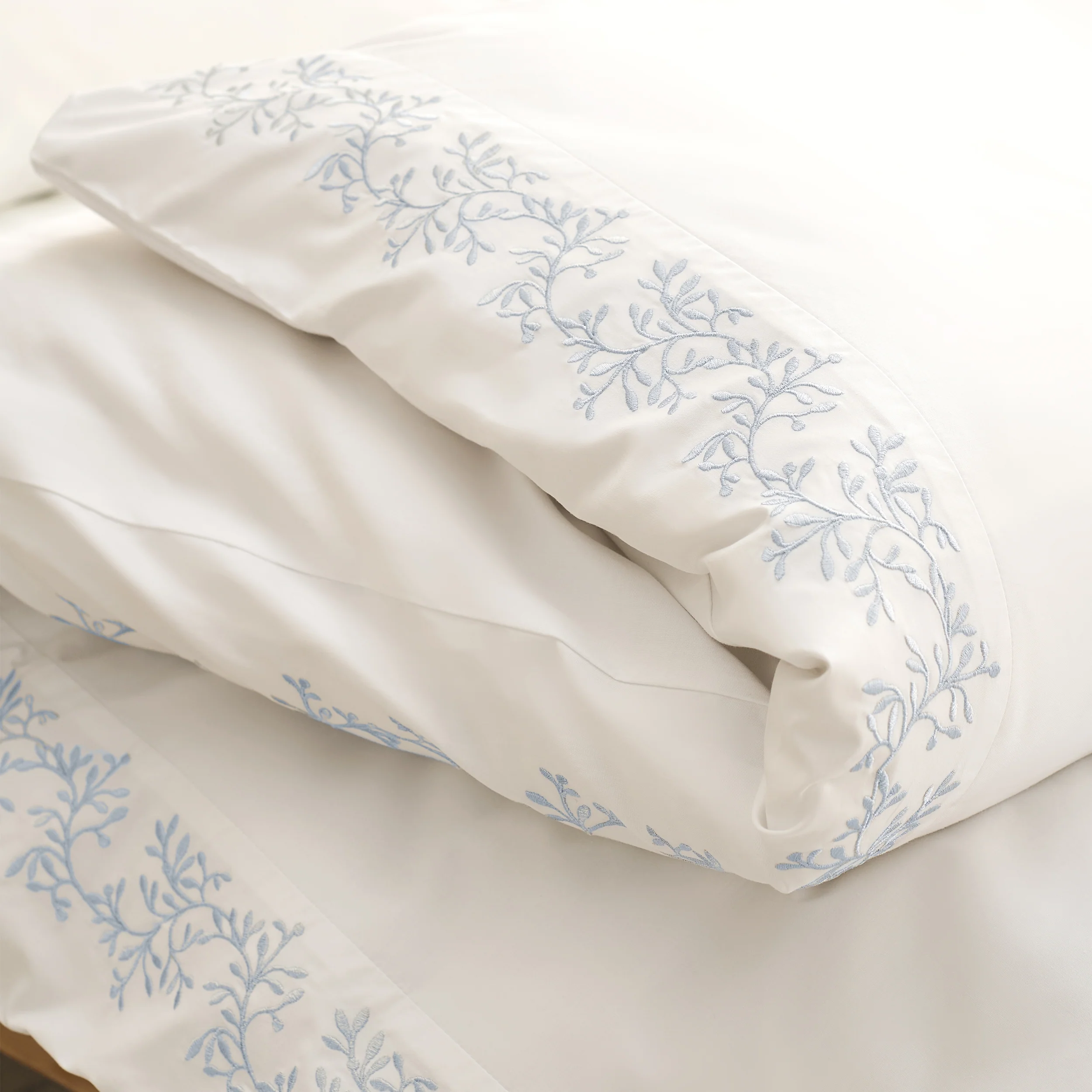 Mistletoe Duvet Set - Image 2
